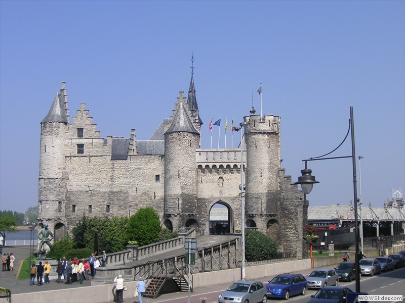 Die Burg Steen am Schelde-Ufer