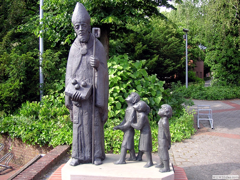 Die Nikolaus-Statue vor der Kirche