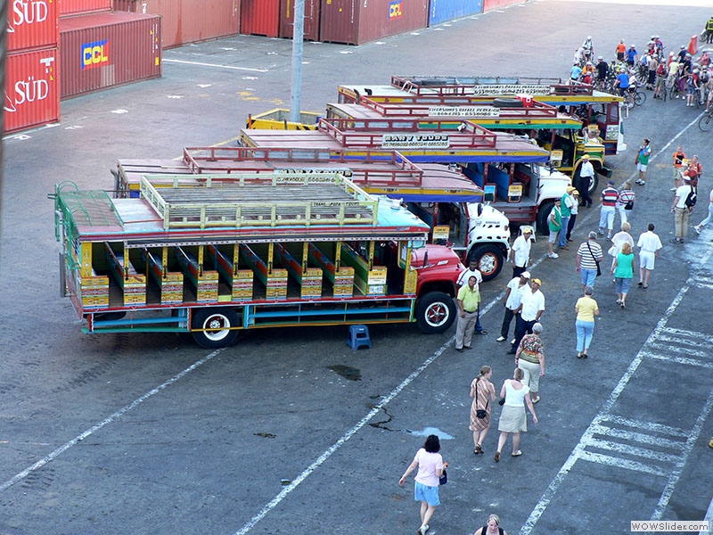 Die bereitstehenden Chiva-Busse für die Tour