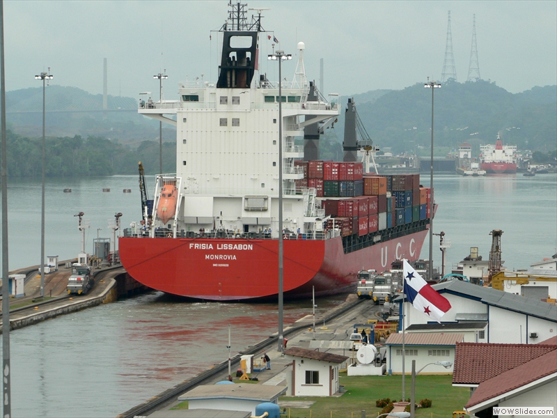 Ein Containerschiff am Ausgang der Schleusen