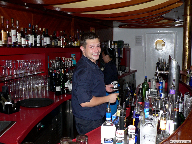 Der Barkeeper der Ocean Bar