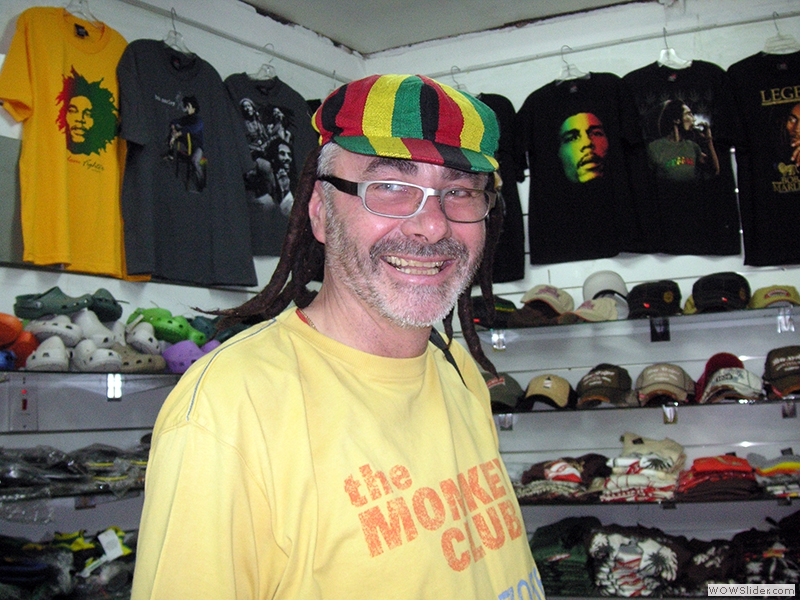 Im Souvenirshop, Gerd mit Jamaika-Mütze