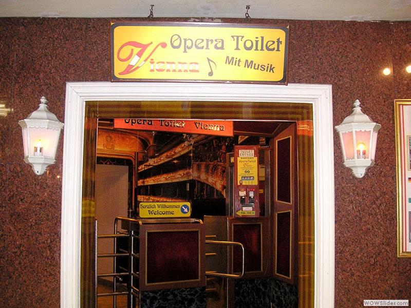 Eine Toilette mit Opernmusik - in der U-Bahnstation Karlsplatz