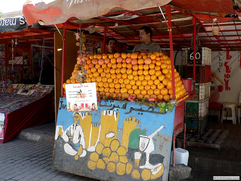 Die leckere Maroc-Orangen werden überall angeboten