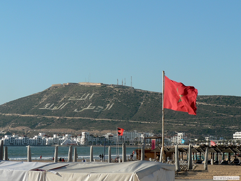 Die Festung Kasbah auf dem Berg mit dem Wahlspruch Marokkos: Gott, Vaterland, König