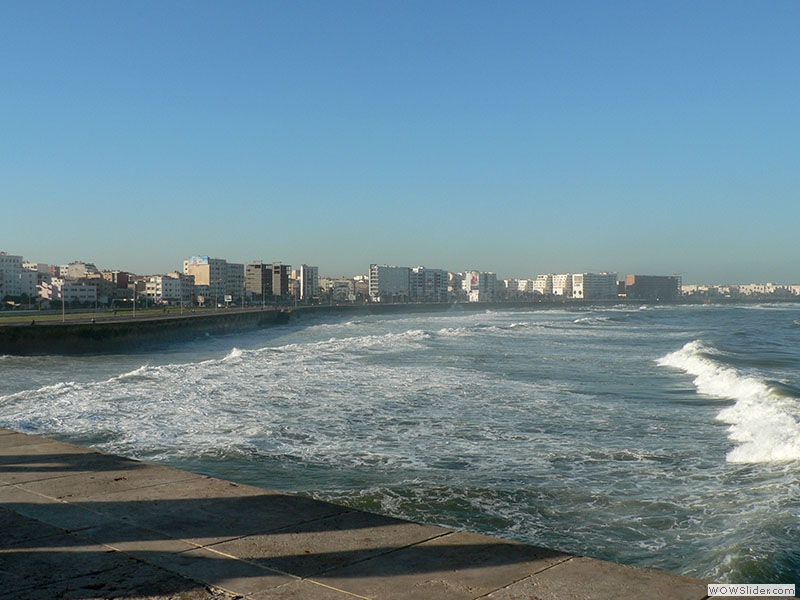 Blick zum Meer in Richtung der Küstenstraße La Corniche