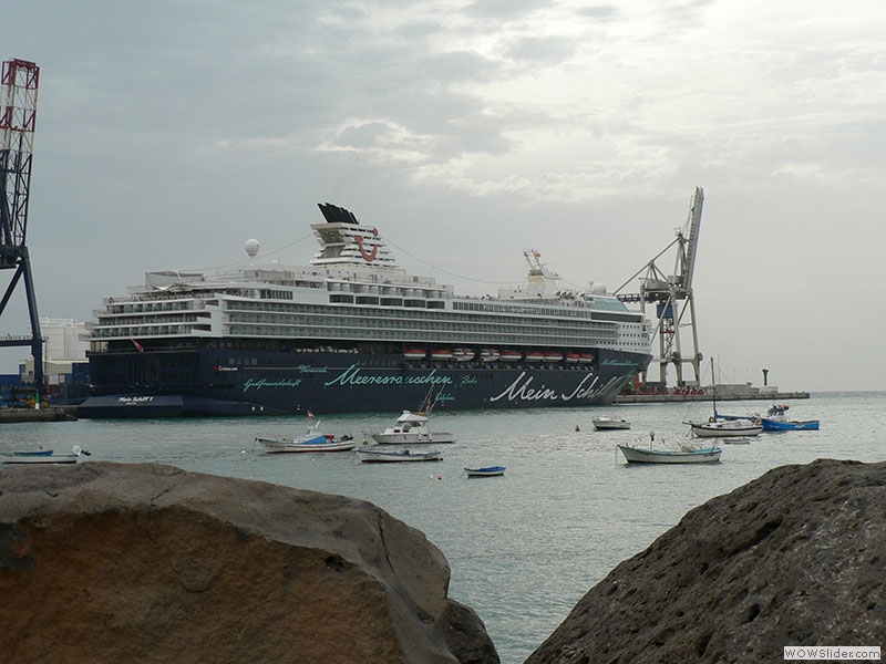 Am Hafen von Puerto del Rosario, Blick auf die Mein Schiff 1