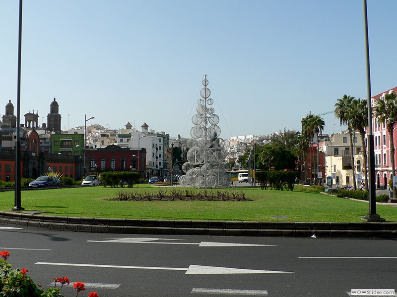 Der Plaza del Mercado mit der Markthalle und im Hintergrund die Santa Ana Kathedrale