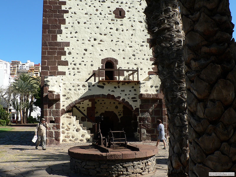 Der Eingang des Turms