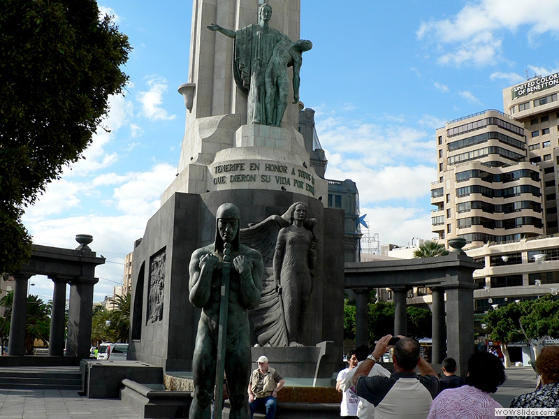 Das Monumento de los Caidos auf dem Plaza de España