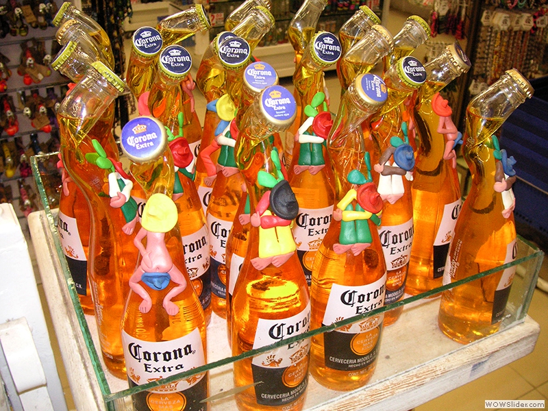 Corona Bier in verformten Flaschen mit denkwürdigen Verschlüssen