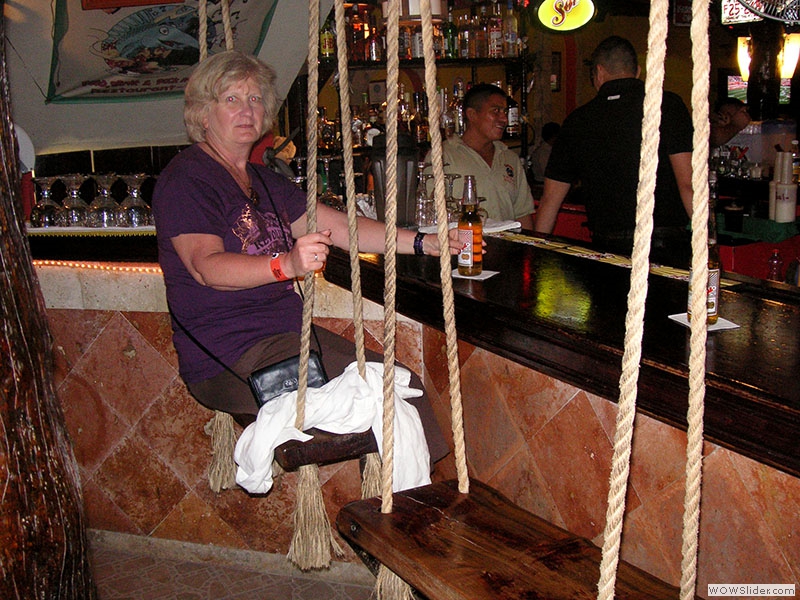 Eine Bar mit Schaukeln