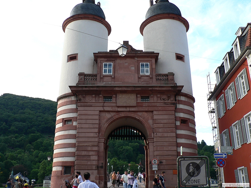 Heidelberg: angekommen, das Brückentor der alten Brücke