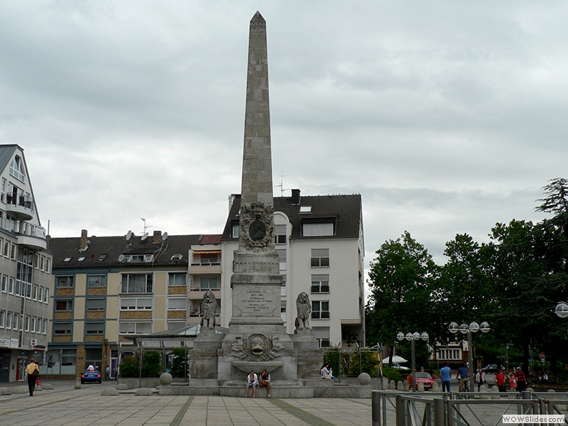 Worms: der Ludwigsplatz mit dem Obelisk-Denkmal