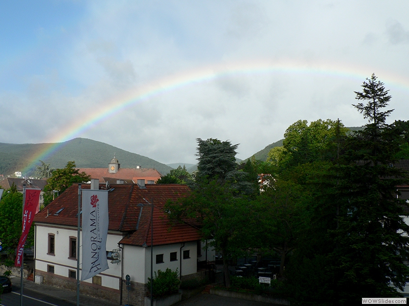 Neustadt an der Weinstraße: wieder im Panorama-Hotel Rosengarten, ein schöner Regenbogen