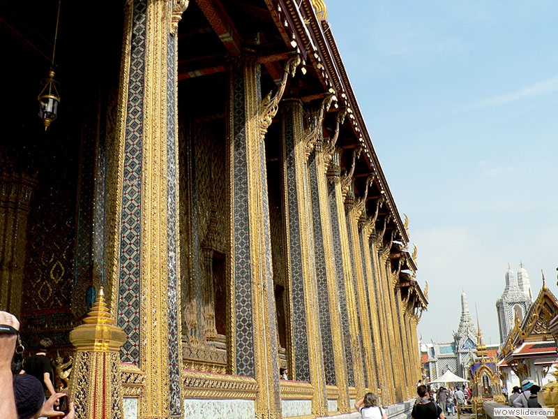 Der Wat Phra Kaeo Tempel von der Seite