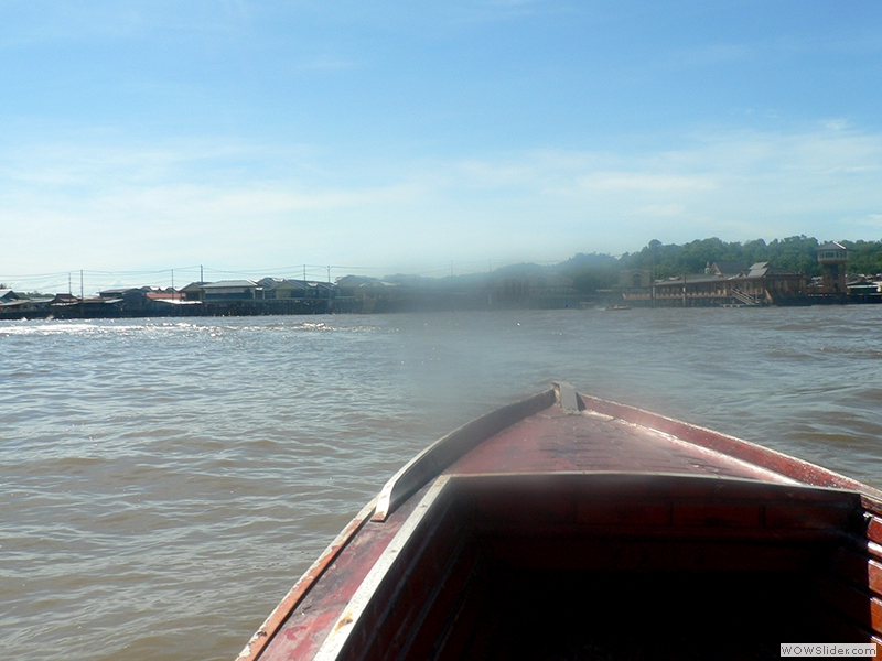 Im Boot auf dem Fluss unterwegs