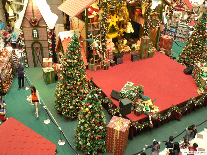 Großer Weihnachtsmarkt im Shopping Center in den Twin Towers