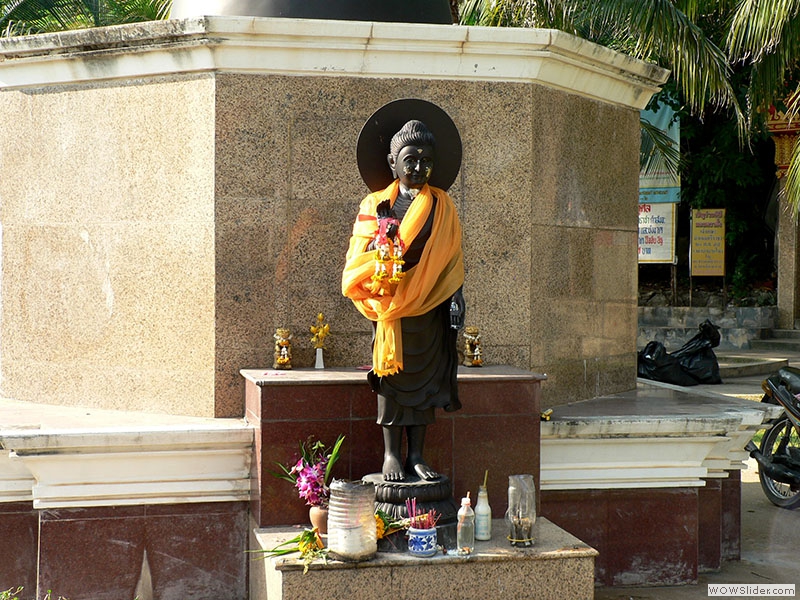 Eine kleine Buddha-Statue in Si Racha