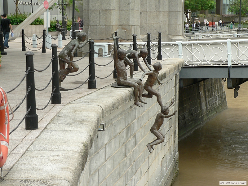 Bronze Figuren: In den Singapore River springende Kinder
