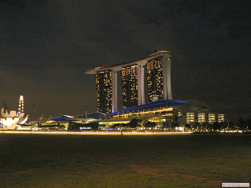 Das Marina Bay Sands Hotel im Dunkeln