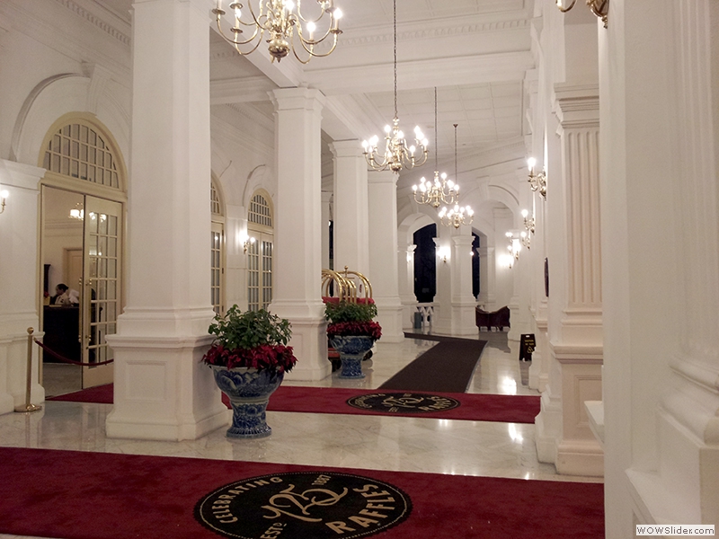 Der Eingangsbereich des Raffles Hotel