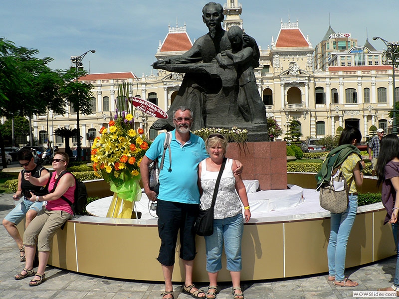 Die Ho Chi Minh Statue mit Ilse und Gerd