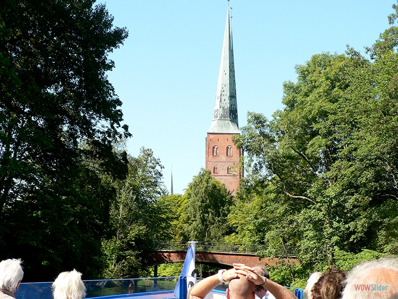 Der Lübecker Dom, aus dieser Sicht ist nur ein Turm zu sehen
