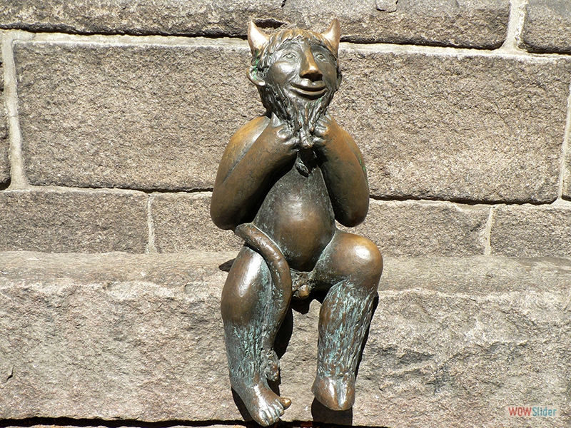 Die Teufelsfigur amf dem Teufelsstein vor der Sankt Marien Kirche