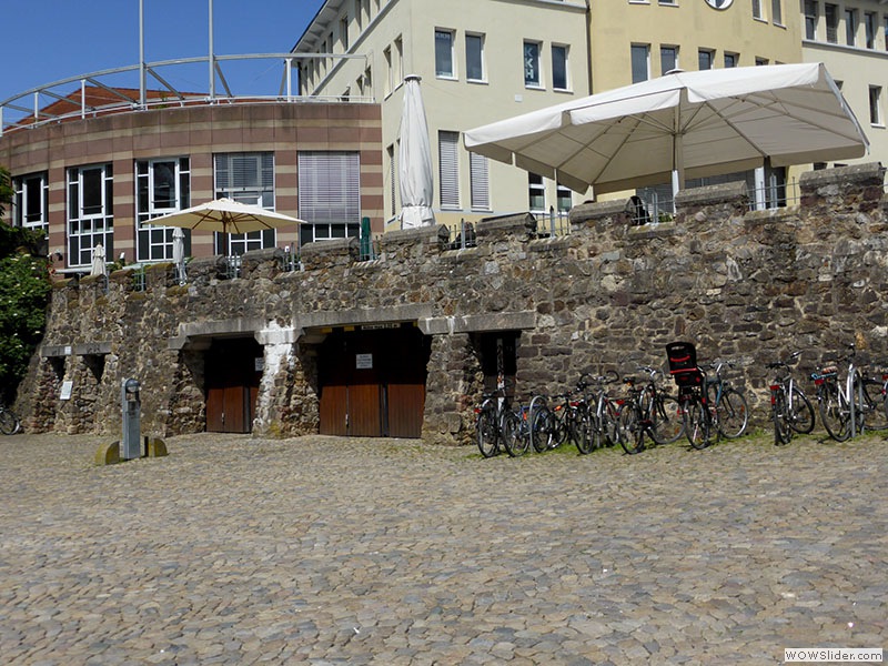 Unterwegs mit der Stadtführerin - ein Teil der alten Stadtmauer auf dem Augustinerplatz