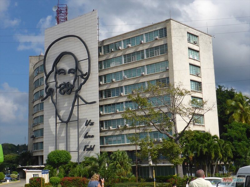 Das Informationsministerium mit Portrait von Camilo Cienfuegos auf dem Plaza de la Revolución