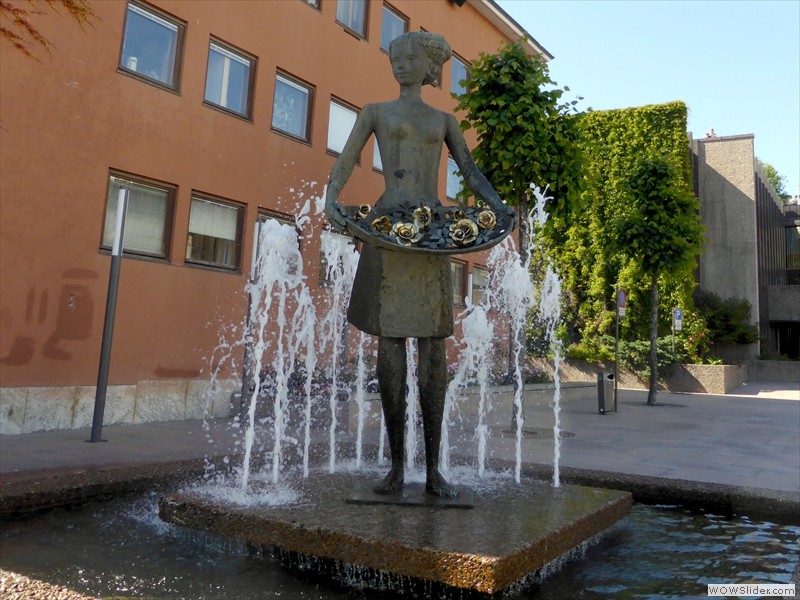 Die Skulptur des Rosenmädchens in Molde