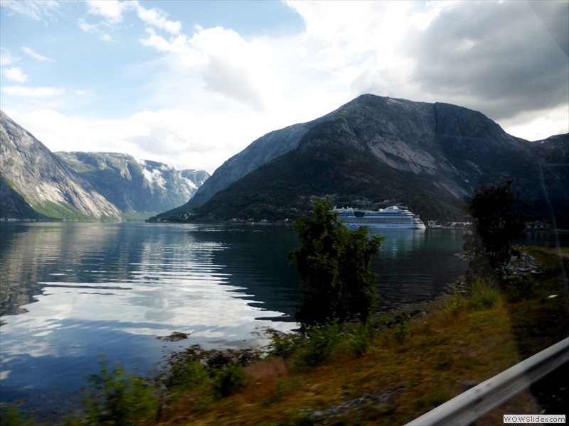 Schon mit dem Bus unterwegs am Fjord entlang