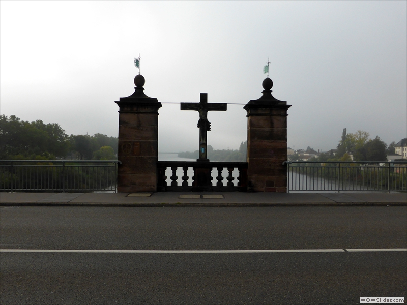 Blick zum Kreuz der Brücke von der Brücke aus