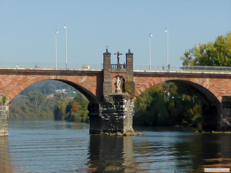 Das Kreuz und die Statue auf der Mitte der Römerbrücke