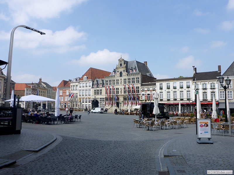 Der Marktplatz mit Hotel und Rathaus