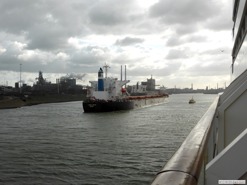 Fahrt durch den Nordseekanal kurz vor Amsterdam