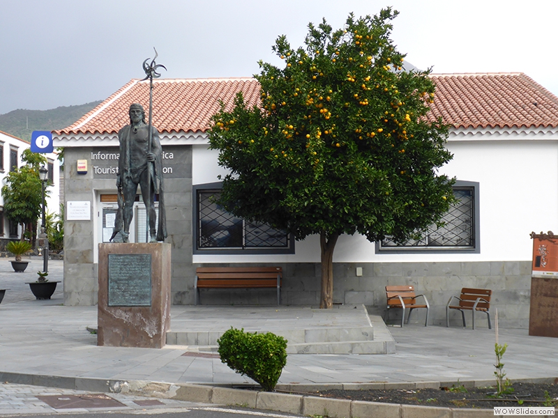 Statue von Alonso Diaz vor dem Touristenbüro