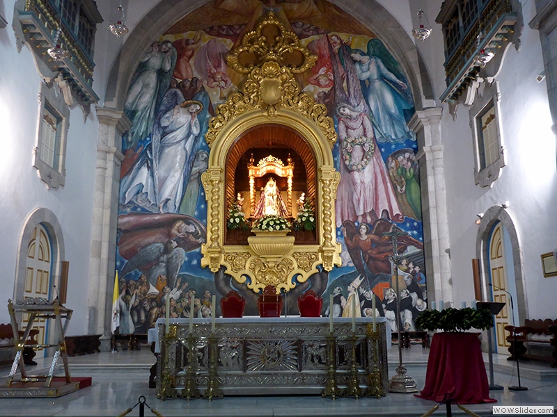 Der Altarraum mit der goldenen Jungfrau