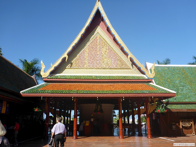 Im Eingangsbereich, Giebelhaus im thailändischen Stil