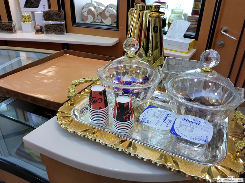 In Al-Muharraq - in einem Parfüm-Laden