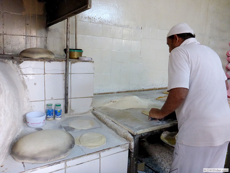 In Al-Muharraq - an einer kleinen Fladenbäckerei