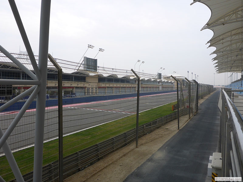 Am Bahrain International Circuit - die Formel-1-Rennstrecke