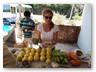 Früchtestand bei Canaries
Barbara zeigt uns die verschiedenen Früchte