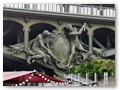Spaziergang zum Eiffelturm
Figuren (Schmiede) von Gustave Michel an einem der Pfeiler der Brücke