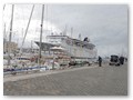 Stadtrundfahrt
Am Hafen, das Kreuzfahrtschiff Star Cruises, wird als Wohnunterkunft für Firmenarbeiter genutzt