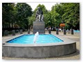 Weiterer Spaziergang 
Eine Statue Hviezdoslavs auf dem Platz