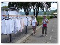 Spaziergang durch Donji Milanovac
Ilse und Karin sehen sich das Angebot der Dorffrauen an