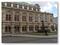 Fahrt im Elektro Oldtimer
Ein Teil der Staatsoper Wien mit Brunnen
