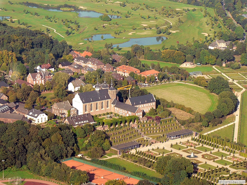 Unser schönes Kloster Kamp mit Golfplatz im Hintergrund